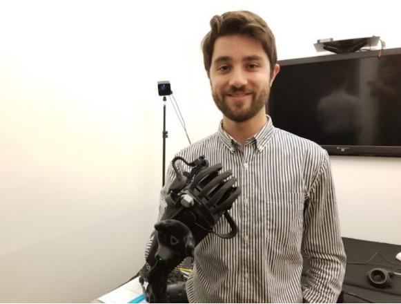 HaptX 首席执行官杰克鲁宾与公司新的 HaptX Gloves