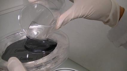 PDMS复制:在模具上浇注PDMS PDMS复制:在模具上浇注PDMS