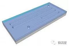 具有高宽高比微通道，采用玻璃基输入输出端口的硅基微流控芯片