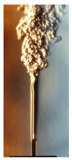 图2：Schlieren静止腔内蜡烛上方空气流动的图像。