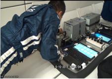 西工大博士生寻文鹏在ZERO-G失重飞机上进行仪器操作