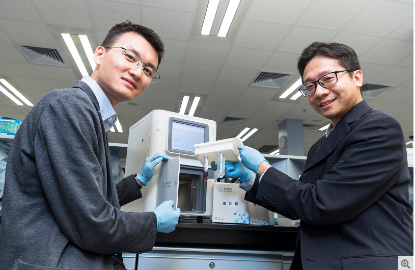 邹博士（左）余博士（右）及其他生物医学系团队成员研发出精准癌症早期筛查和疾病监测的突破性技术。