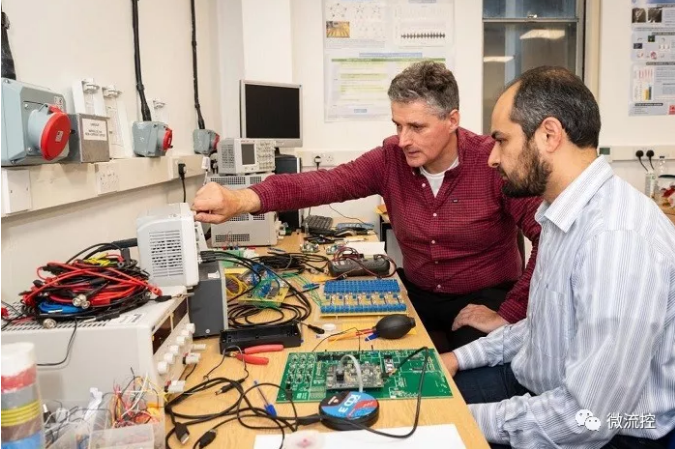 Alain Nogaret 教授（左）与 Kamal Abu Hassan 研究员（右）