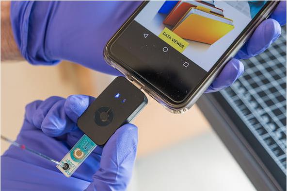 微流控芯片简化了COVID-19检测，可在55分钟或更短时间内在手机上提供结果